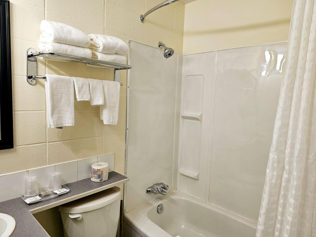 Canadian Motor Inn Grande Prairie Buitenkant foto