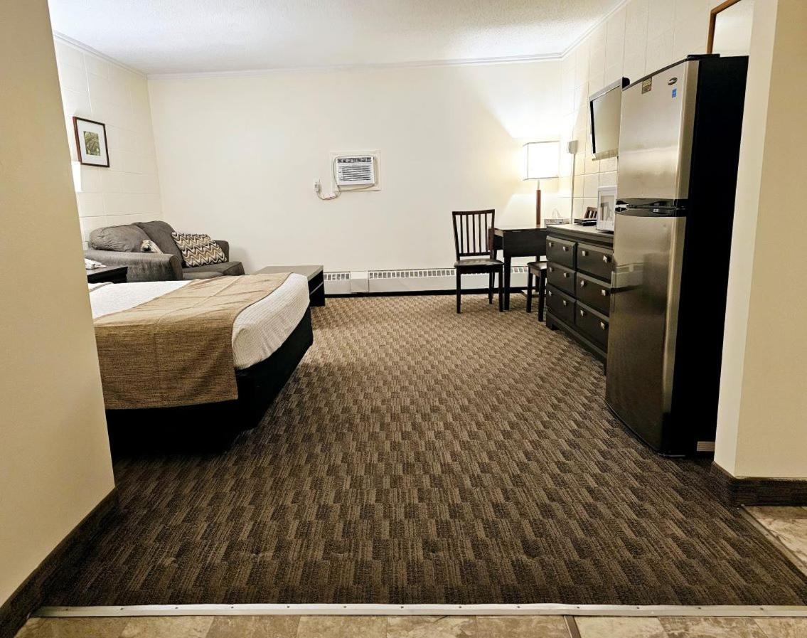 Canadian Motor Inn Grande Prairie Buitenkant foto